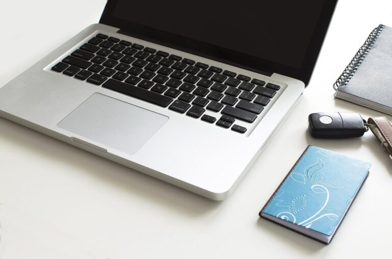Mulher preocupada segurando carteira de trabalho aberta enquanto confere o celular