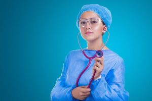 Trabalhador com a mão enfaixada segurando documentos médicos após acidente no trabalho