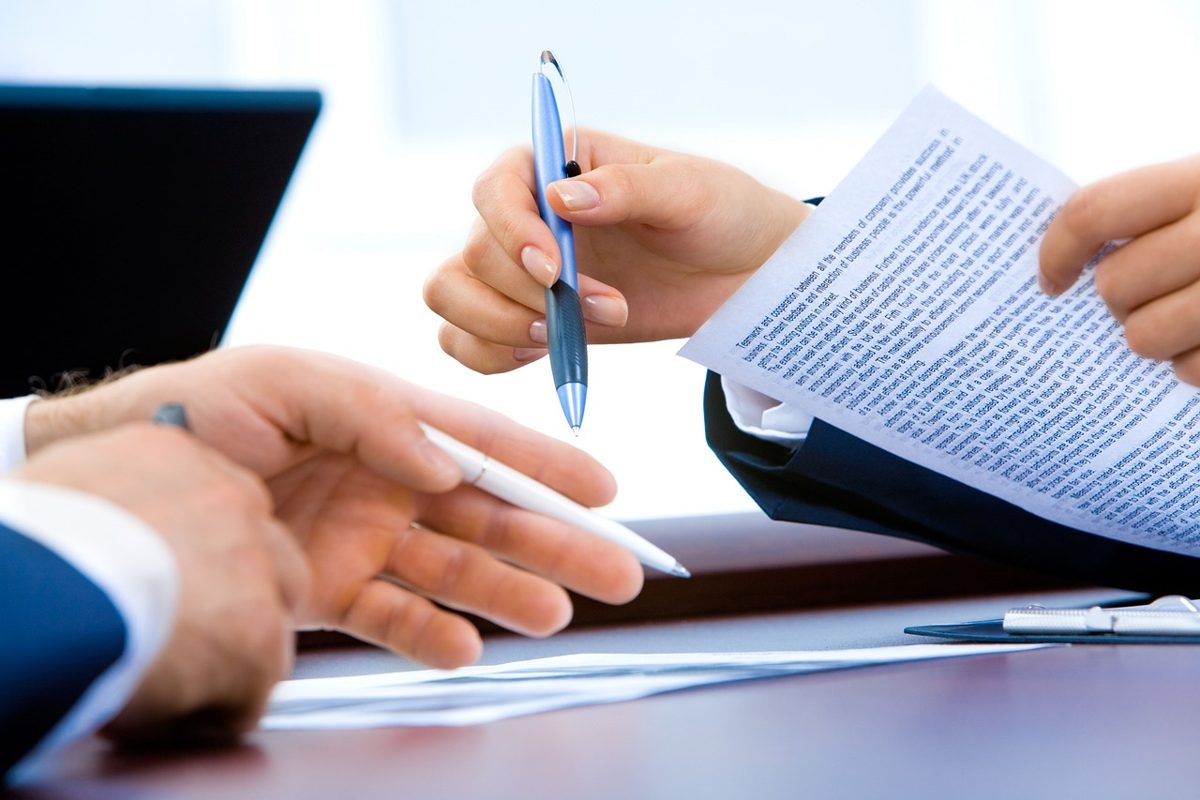 Trabalhadora com documentos de emprego sobre a mesa